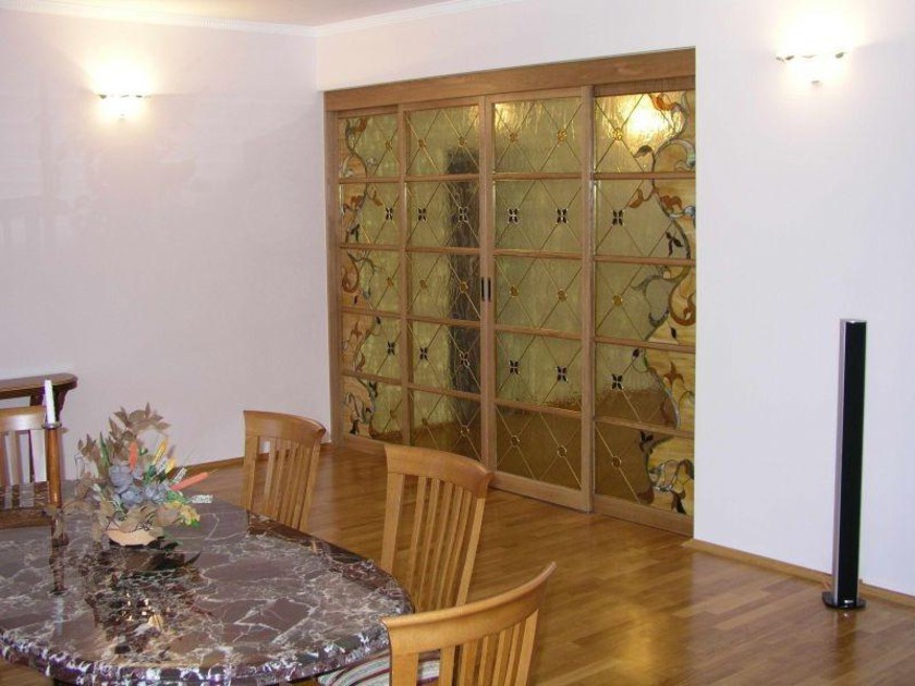 Перегородка для гостиной с цветным стеклом и декоративными вставками Нижневартовск