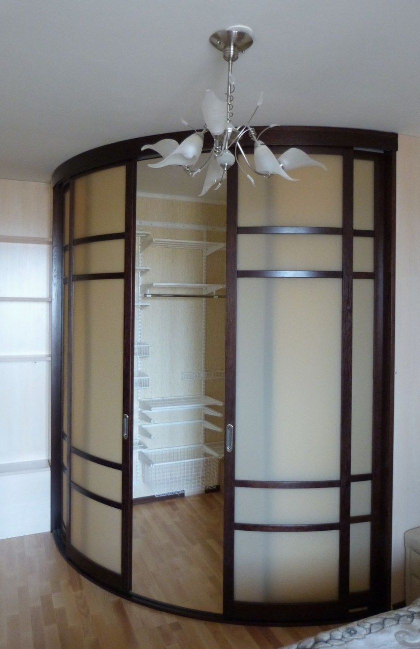 Радиусная полукруглая угловая гардеробная комната Нижневартовск