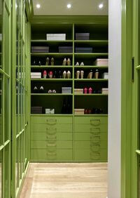 Г-образная гардеробная комната в зеленом цвете Нижневартовск