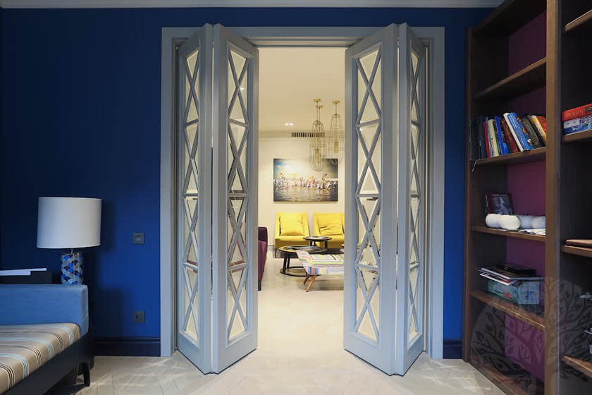 Двери гармошка  для гостиной со стеклами с разделителями Нижневартовск